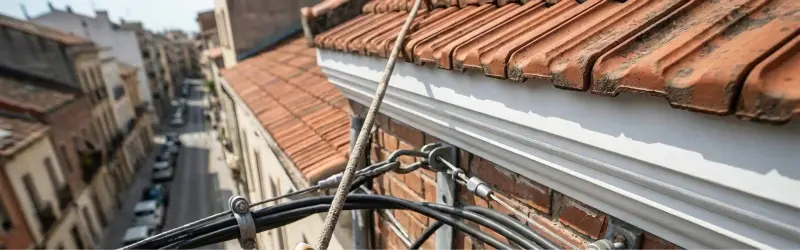 Fachada de edificio restaurada después de trabajos verticales en Sevilla